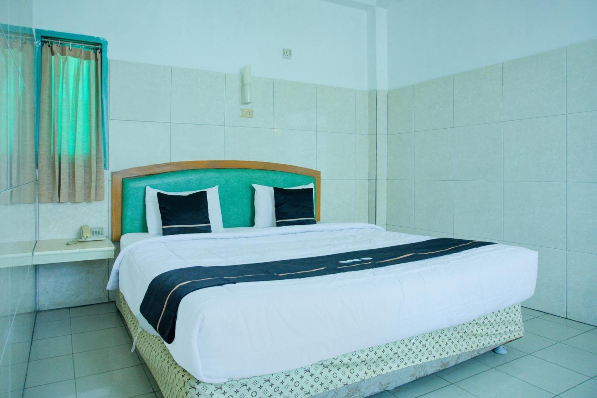 Townhouse Oak Palembang Near Jembatan Ampera Formerly Azzura Hotel Exterior photo